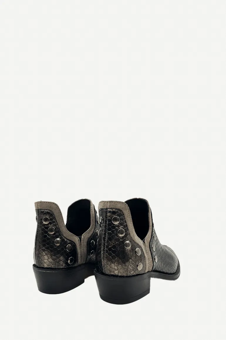 Botas Mer Tacón Bajo Snake Piel Antracita Tachuela Plateada - The Nook Store